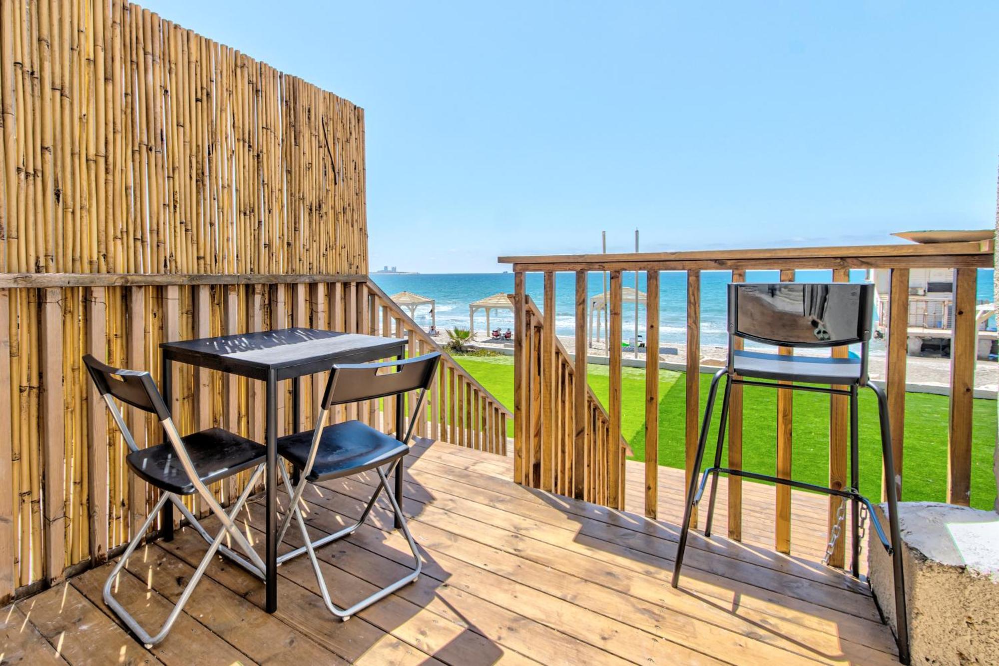 בית חוף מושלם עם גקוזי ומרפסת - Beachside Bliss W Jacuzzi Haifa Exterior photo